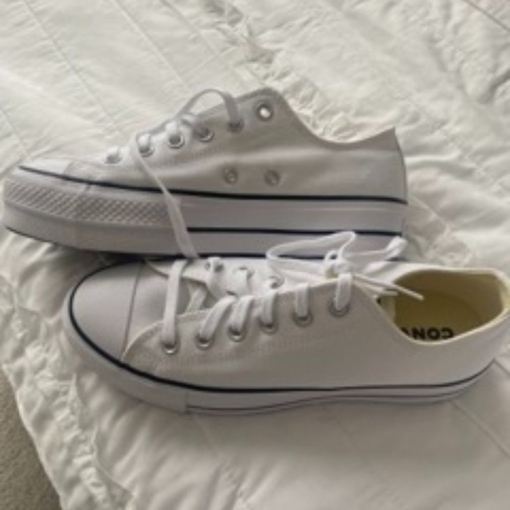 Platform Chuck Taylor Converse US Size 8.5 New in box